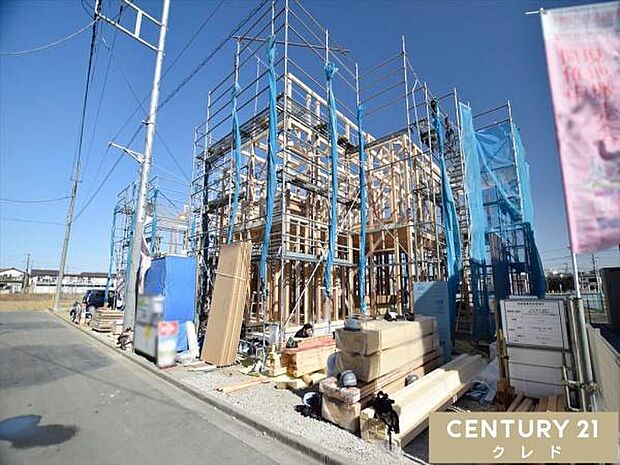 並列2台駐車可能なカースペース付き！毎日の通勤やお子様の送り迎えなど、車移動がメインの方にも嬉しいですね。