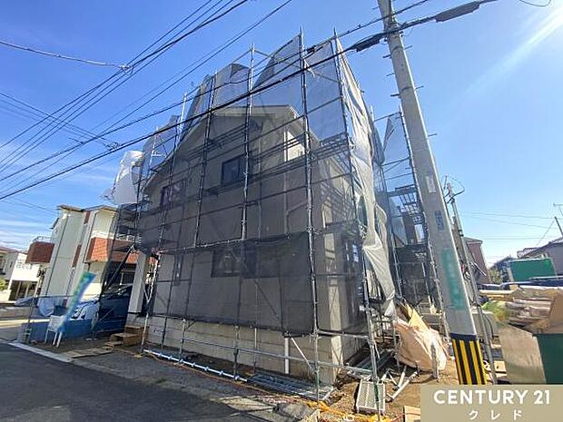 着々と完成に近づいています。外壁の施工や塗装を行った後、建物の外観や室内など全体を仕上げていきます。