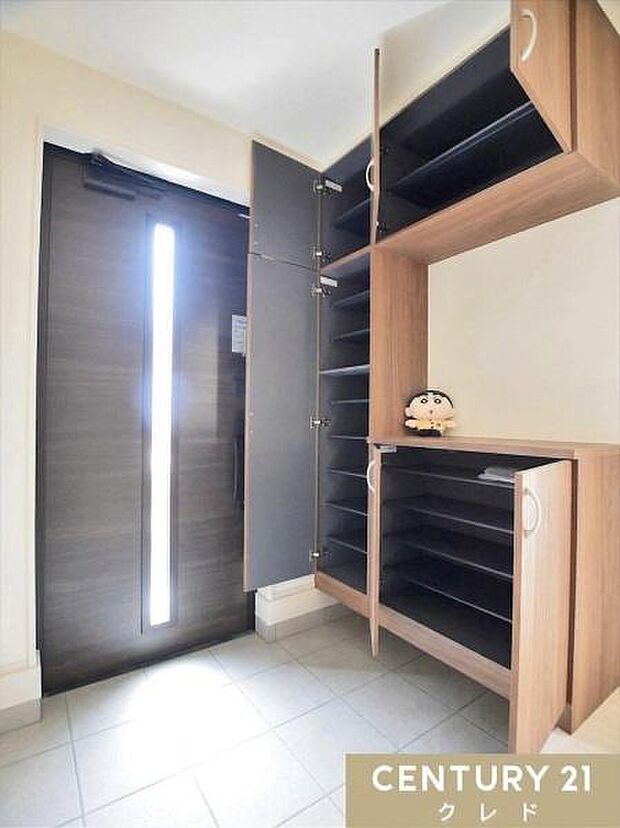 高さのある収納は家族分の靴もたっぷりと収納できます。すっきりと片付いた玄関では家族が並んで靴を履き、出かけることができます。※一部CGによる残置物撤去を行っています