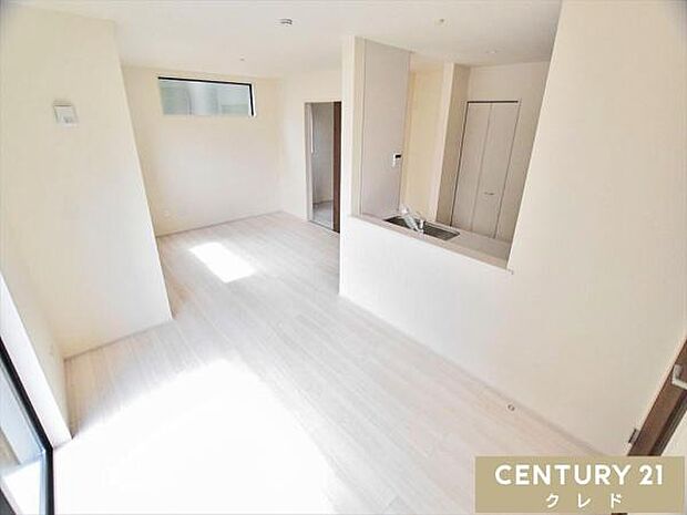 【LDK16.2帖】家族みんなが集まれる、16.2帖の広々リビング。対面カウンターキッチンだから、料理をしながらリビングで遊ぶお子さまをいつでも見守れます。