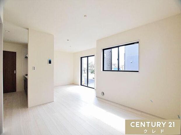 【LDK16.2帖】白を基調としたフローリングと内装が空間をより広く明るく演出。余裕ある動線で、2世帯同居にも対応しやすい設計です。