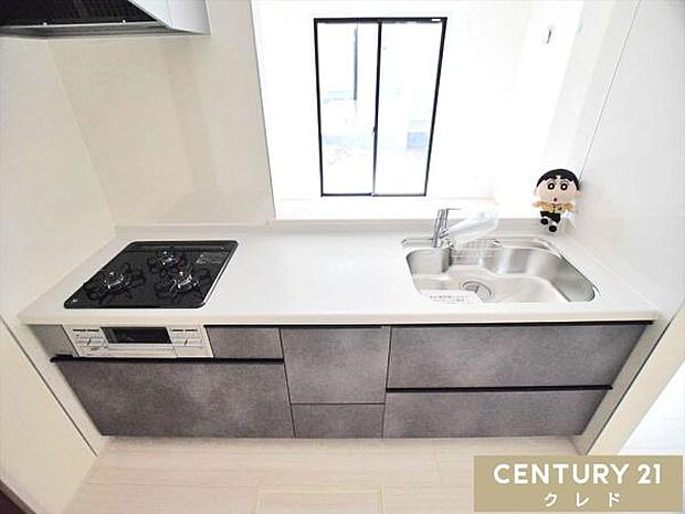 開放感のある対面式キッチンは家族に手渡しで料理や食器を手渡せます。コミュニケーションをとりながらスムーズな配膳や後片付けができます。