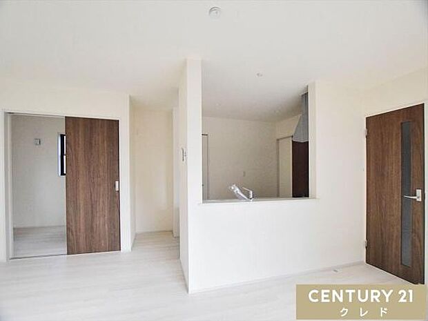 対面式キッチンは家族との距離もぐっと近く感じられます。目を見ながらコミュニケーションを楽んだり、キッチン前にテーブルを並べれば食事はもちろん、お子様の宿題も見守ることができます。