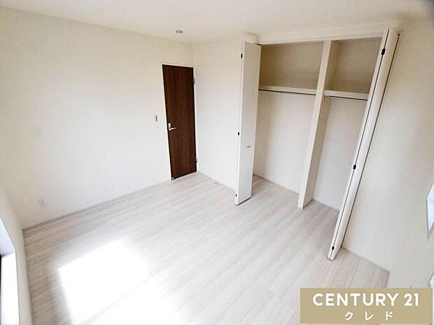 【洋室7帖】大容量の収納を配した室内は7帖。お住まいの中で最も広いお部屋は主寝室として使用可能です。家具を置いても生活動線にゆとりを作り、快適に過ごせます。