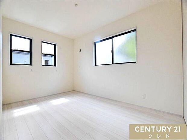 【洋室6.3帖】6帖はお子様の勉強部屋にも適した広さ!勉強机や本棚などの家具を置いてもフリースペースも確保することができます。