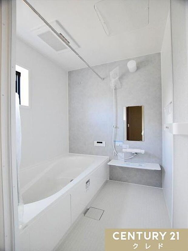 浴室乾燥機と浴室物干しが設置された充実設備の浴室です。お手入れしやすい壁面に窓の付いた室内は自然換気と採光が可能、カビ対策にも有効です。