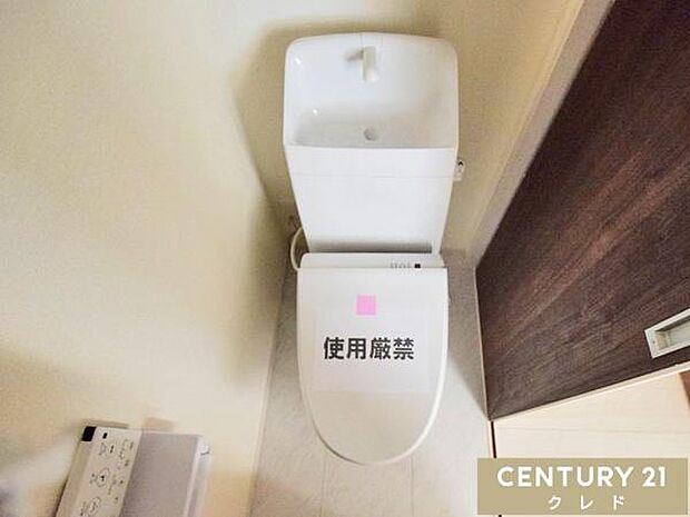 見やすく操作が簡単な温水洗浄便座。壁面にリモコンを設置することにより、楽な姿勢での操作が可能。すっきりとした個室で掃除しやすい設計です。