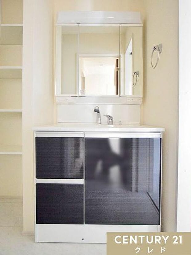 【独立洗面化粧台】使いやすさを考慮した設計の洗面化粧台を設置。住宅全体の内装にマッチしやすいシンプルな造りながら、収納力も重視した快適に使える設備です。