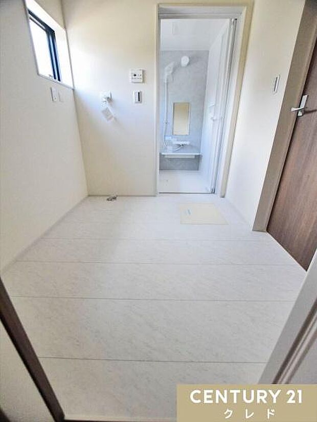 【ランドリールーム】浴室と隣接した独立の洗濯専用スペースとして使用できます。隣接する浴室の乾燥機能と組み合わせることで、洗う、干す、乾かすが一箇所で完結できます。