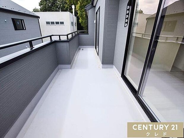 2つの部屋が繋がる南面バルコニー。洗濯物が乾きやすく、家事の時短にも貢献します。室内にも暖かな陽光を取り入れることができます。