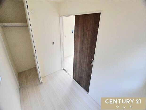 【洋室3帖】キッズスペースや客間などとして使える3帖の居室。リビングと和室と合わせることによって19帖超の広さとしても使えます。