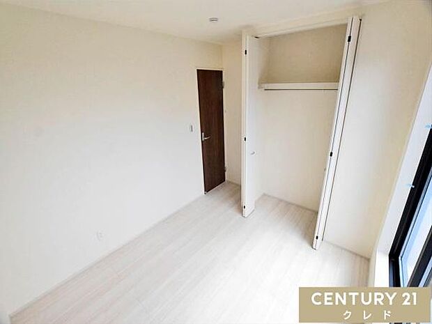 【洋室5.3帖】5帖の洋室は書斎など家族構成やライフスタイルに合わせてマルチに対応。机やベッドを配置し、効率的な作業空間やリラックスできる場所として活用できます。