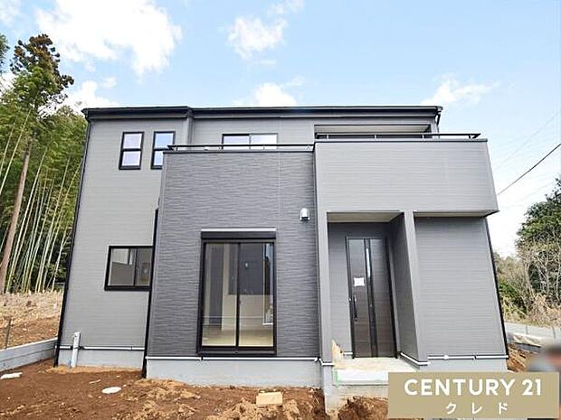 【2号棟】外構は完成に向けて丁寧な施工が行われています。完成後はお持ちの車2台を並列駐車可能なカースペースを確保できます。