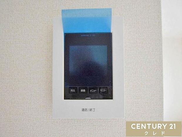 【TVモニター付きインターホン】玄関を開ける前に映像・音声で相手を確認でき、防犯面に配慮。お子様のお留守番や単身の方にも心強い設備です。リビングからワンタッチで応対できます。