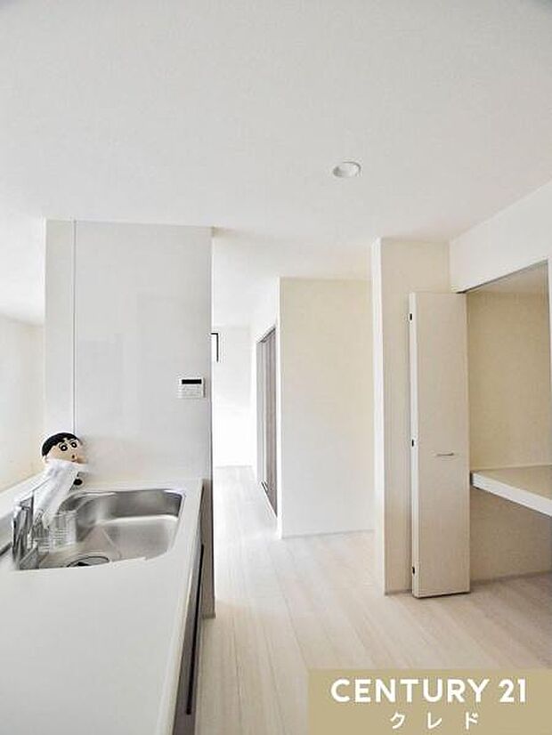 キッチンのシンク下や背面などに収納が充実しており、キッチン周りをすっきりスタイリッシュにまとめられる設計。お料理や掃除もスムーズに行えます。