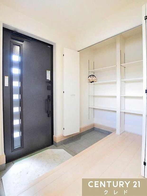 高さのある収納は家族分の靴もたっぷりと収納できます。すっきりと片付いた玄関では家族が並んで靴を履き、出かけることができます。※一部CGによる残置物撤去を行っています