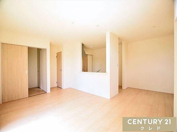 【LDK17.2帖】引き戸で空間が広がる、ゆとりある17帖のリビングは2人暮らしのご夫婦から子育て中の家族にもオススメの広さです。