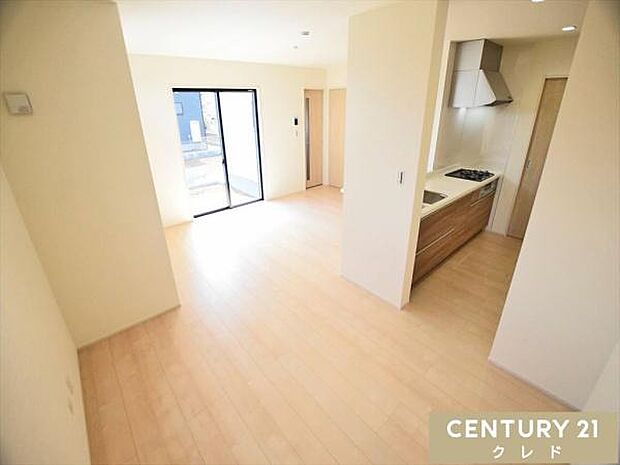 【LDK17.2帖】白を基調としたフローリングと内装が空間をより広く明るく演出。余裕ある動線で、2世帯同居にも対応しやすい設計です。