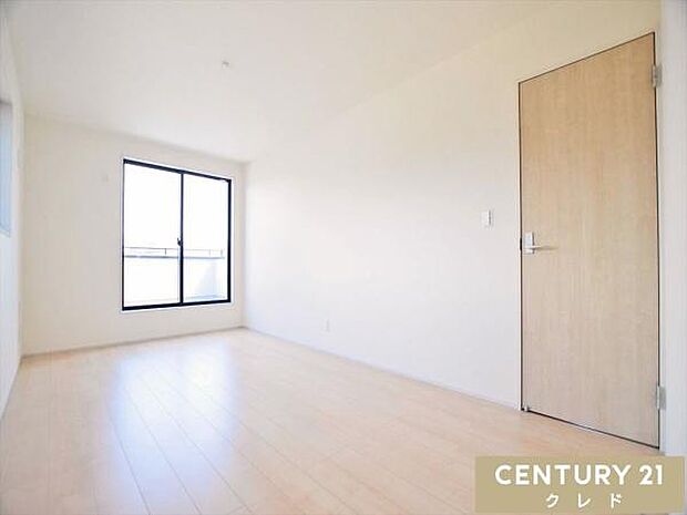 【洋室8.2帖】8.2帖の洋室はダブルベッドやドレッサー、ソファを置いても夫婦でゆったり使える広さ。バルコニーに面しており、日当たり・通風もよい一部屋です。