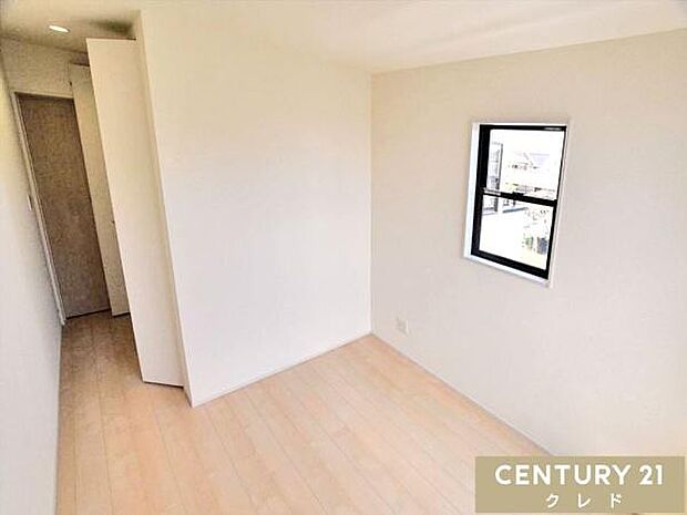 【洋室5.5帖】5.5帖の洋室は子供部屋としても使用できる広さ。机や収納、遊びスペースなど、子供の成長に合わせた部屋として活用できます。