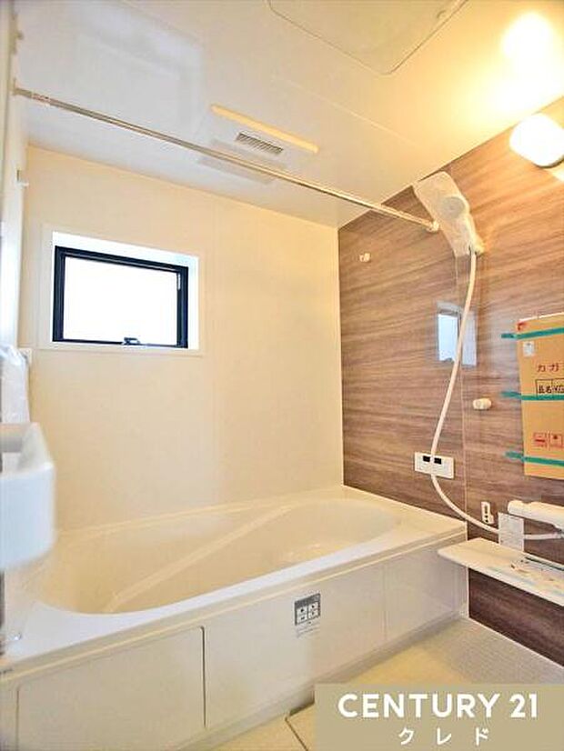 浴室乾燥機と浴室物干しが設置された充実設備の浴室です。お手入れしやすい壁面に窓の付いた室内は自然換気と採光が可能、カビ対策にも有効です。