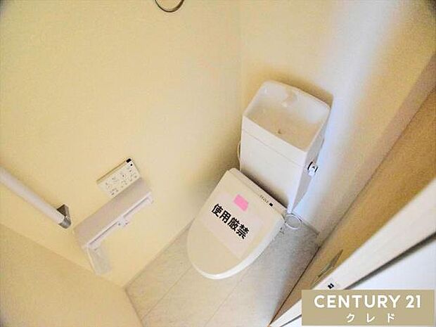 見やすく操作が簡単な温水洗浄便座。壁面にリモコンを設置することにより、楽な姿勢での操作が可能。すっきりとした個室で掃除しやすい設計です。