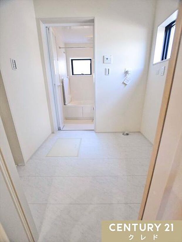 【ランドリールーム】浴室と隣接した独立の洗濯専用スペースとして使用できます。隣接する浴室の乾燥機能と組み合わせることで、洗う、干す、乾かすが一箇所で完結できます。