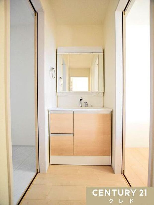 【独立洗面化粧台】使いやすさを考慮した設計の洗面化粧台を設置。住宅全体の内装にマッチしやすいシンプルな造りながら、収納力も重視した快適に使える設備です。