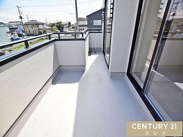 2つの部屋が繋がる南面バルコニー。洗濯物が乾きやすく、家事の時短にも貢献します。室内にも暖かな陽光を取り入れることができます。