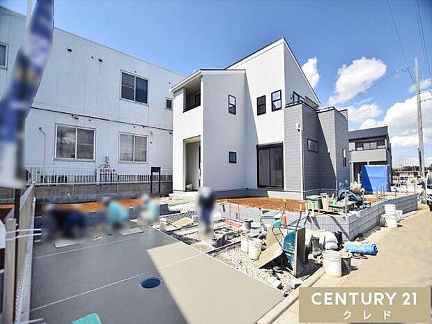 外構は完成に向けて丁寧な施工が行われています。完成後はお持ちの車2台を並列駐車可能なカースペースを確保できます。