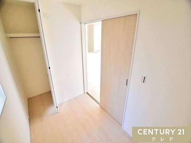 【洋室3帖】キッズスペースや客間などとして使える3帖の居室。リビングと和室と合わせることによって19帖超の広さとしても使えます。