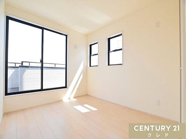 【洋室5.3帖】5帖の洋室は書斎など家族構成やライフスタイルに合わせてマルチに対応。机やベッドを配置し、効率的な作業空間やリラックスできる場所として活用できます。