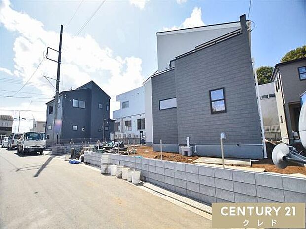 東武東上線・JR川越線の2沿線利用可能。「川越」駅からバス19分乗車後「下小坂」停歩1分。白×グレーのツートンカラーで、洗練された都市的な印象のお住まいです