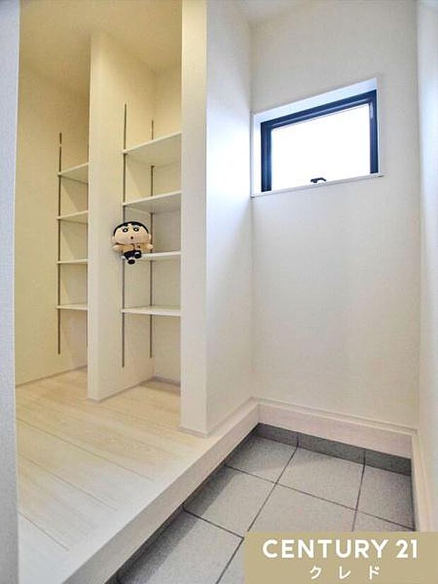 お住まいの顔とも言える玄関は窓が付いているため明るい空間が広がっています。大容量の収納がスッキリとした玄関を実現します。