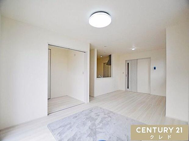 【LDK17.5帖】引き戸で空間が広がる、ゆとりある17.5帖のリビングは2人暮らしのご夫婦から子育て中の家族にもオススメの広さです。