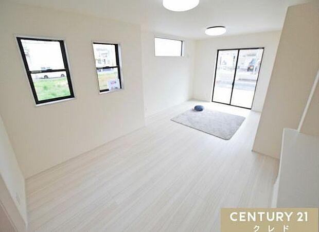 【LDK17.5帖】白を基調としたフローリングと内装が空間をより広く明るく演出。余裕ある動線で、2世帯同居にも対応しやすい設計です。