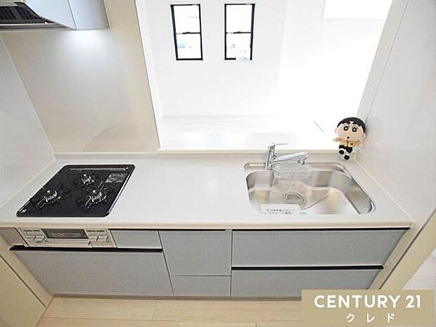 開放感のある対面式キッチンは家族に手渡しで料理や食器を手渡せます。コミュニケーションをとりながらスムーズな配膳や後片付けができます。