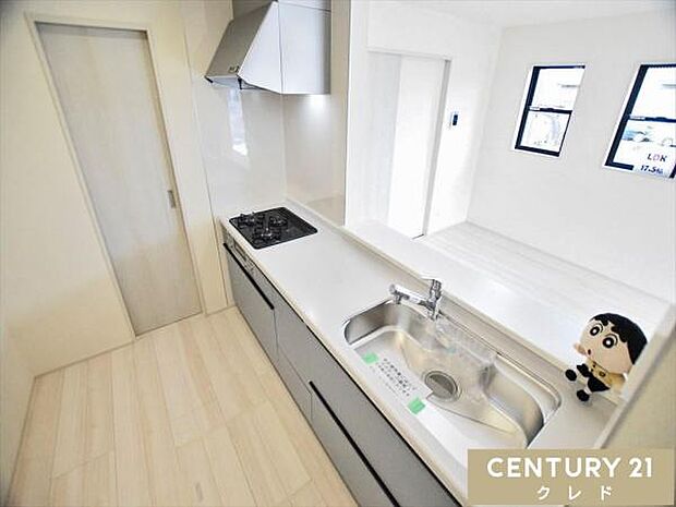 対面式キッチンは家族との距離もぐっと近く感じられます。目を見ながらコミュニケーションを楽んだり、キッチン前にテーブルを並べれば食事はもちろん、お子様の宿題も見守ることができます。