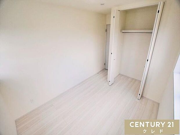 【洋室5.7帖】5.7帖の洋室は子供部屋としても使用できる広さ。机や収納、遊びスペースなど、子供の成長に合わせた部屋として活用できます。