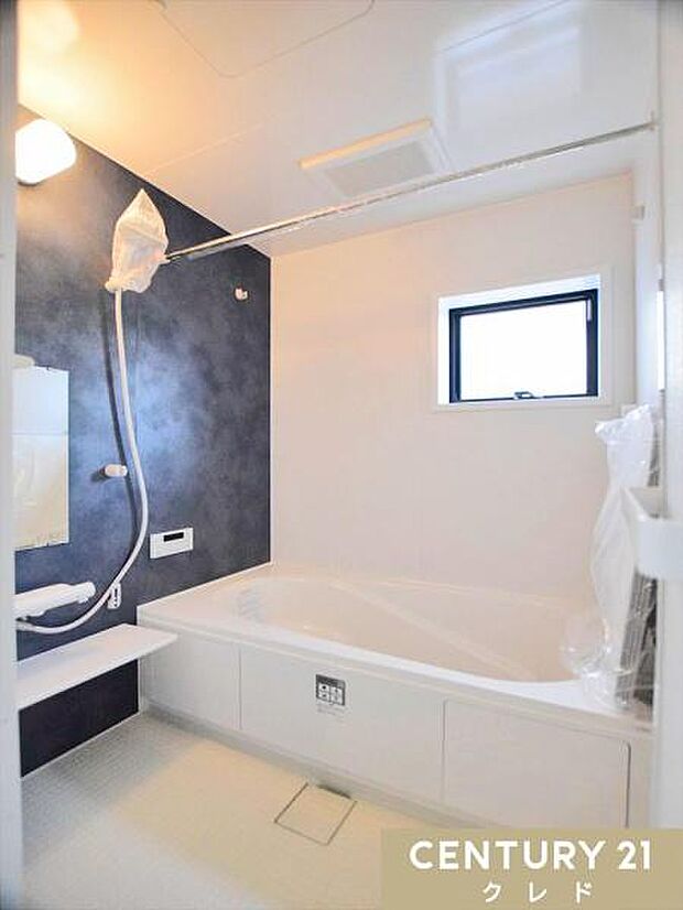 浴室乾燥機と浴室物干しが設置された充実設備の浴室です。お手入れしやすい壁面に窓の付いた室内は自然換気と採光が可能、カビ対策にも有効です。