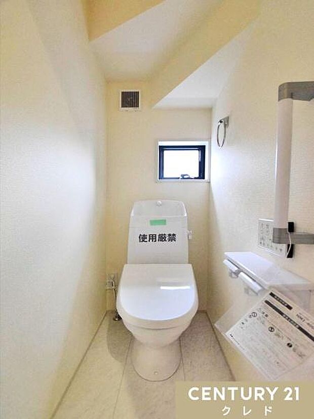 見やすく操作が簡単な温水洗浄便座。壁面にリモコンを設置することにより、楽な姿勢での操作が可能。すっきりとした個室で掃除しやすい設計です。