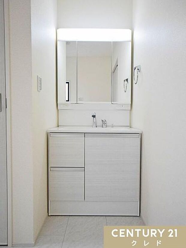 【独立洗面化粧台】使いやすさを考慮した設計の洗面化粧台を設置。住宅全体の内装にマッチしやすいシンプルな造りながら、収納力も重視した快適に使える設備です。