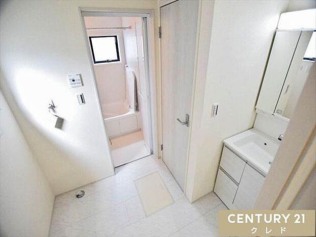 約1坪の洗面室は衣類の着脱も簡単に行える広さ。収納豊富なシャワー水栓付きの洗面台は、家事動線を確保し洗面室内にゆとりをプラス。お洋服のお手入れや洗髪も洗面室内で済ませることができます。