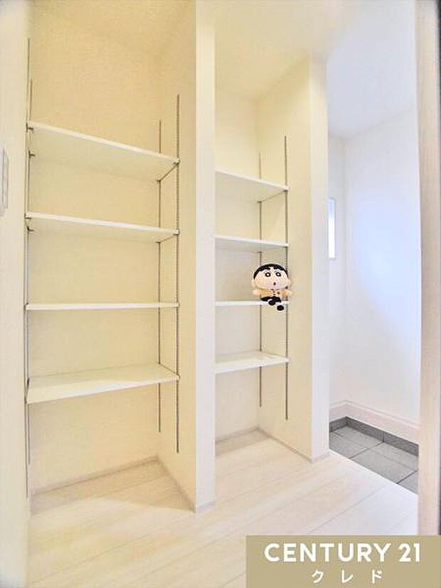 【シューズインクローゼット】玄関にはシューズインクローゼットがあります。土汚れの付いた園芸用品やアウトドア用品、お子様の部活動の道具などもスッキリと収納でき、家族の並べる空間を作ります。