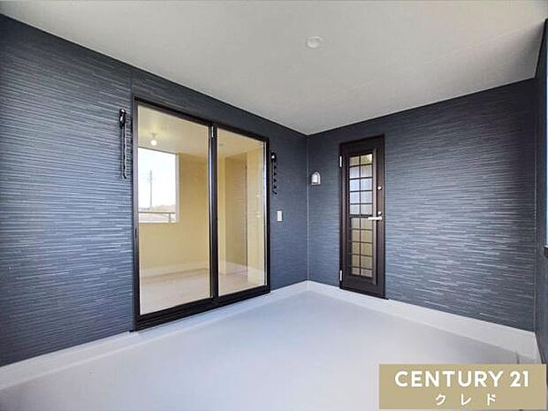 急な雨にも安心のインナーバルコニーを配したお住まい。洗濯はもちろん、ガーデニングやセカンドリビングなど多彩に活用でき、いつもの日常とは違った空間を楽しむこともできます。