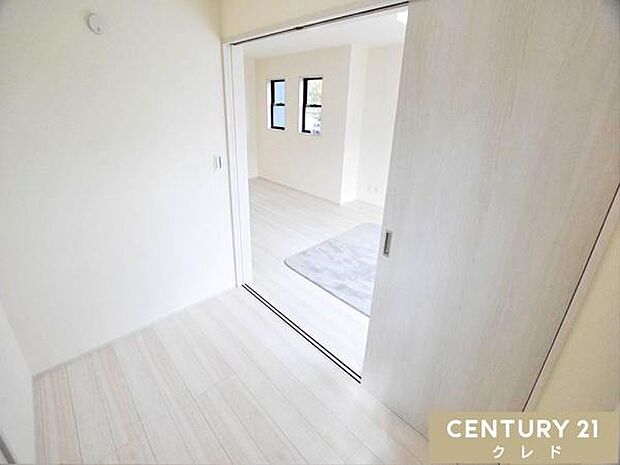 【洋室3帖】キッズスペースや客間などとして使える3帖の居室。リビングと和室と合わせることによって19帖超の広さとしても使えます。