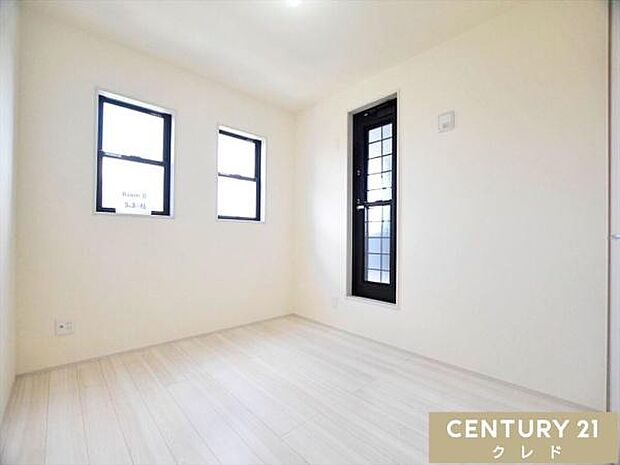 【洋室5.3帖】5帖の洋室は書斎など家族構成やライフスタイルに合わせてマルチに対応。机やベッドを配置し、効率的な作業空間やリラックスできる場所として活用できます。