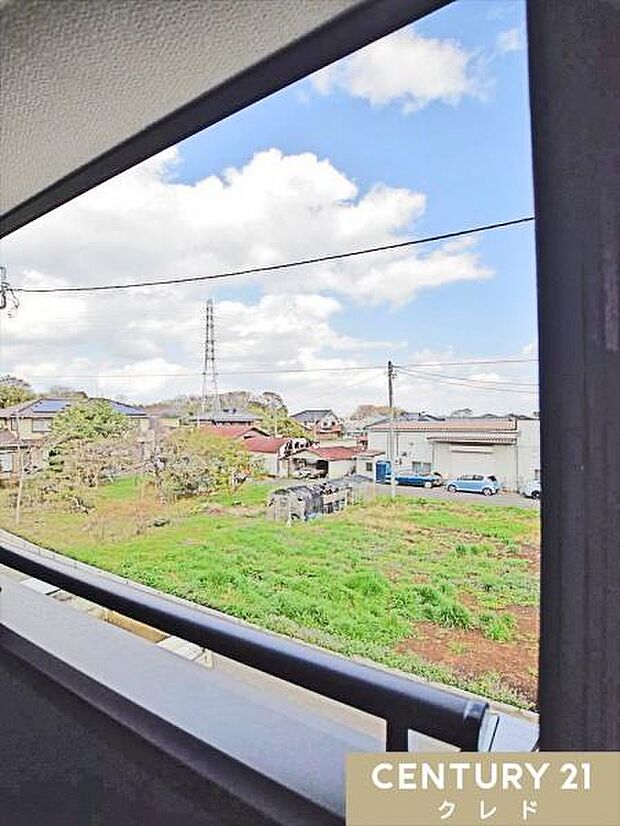 バルコニーからの眺望です。晴れた日には青空が広がり、心地よい風に包まれながら、ゆったりとした時間をお過ごしいただけます。