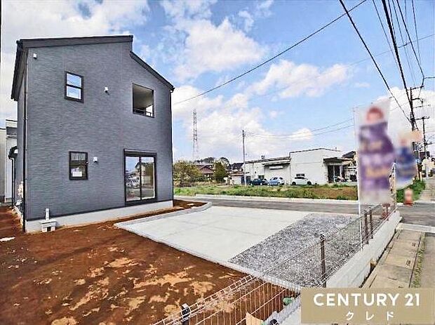 東武東上線・JR川越線の2沿線利用可能。「川越」駅からバス19分乗車後「下小坂」停歩1分。白×グレーのツートンカラーで洗練された印象のお住まいです※一部CGによる残置物撤去を行っています