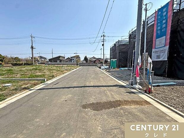 前面道路はゆとりのある6.2ｍ公道。車のすれ違いや車庫入れもスムーズに行え、毎日のカーライフも快適です。